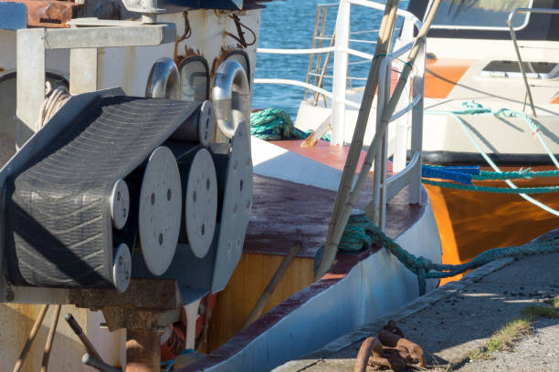 bateau de pêche dans le port de hanstholm - fischernetz photos et images de collection