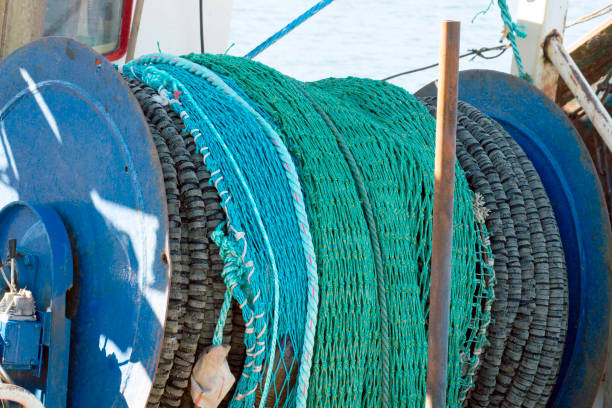 filets de pêche dans le port à hanstholm - fischernetz photos et images de collection