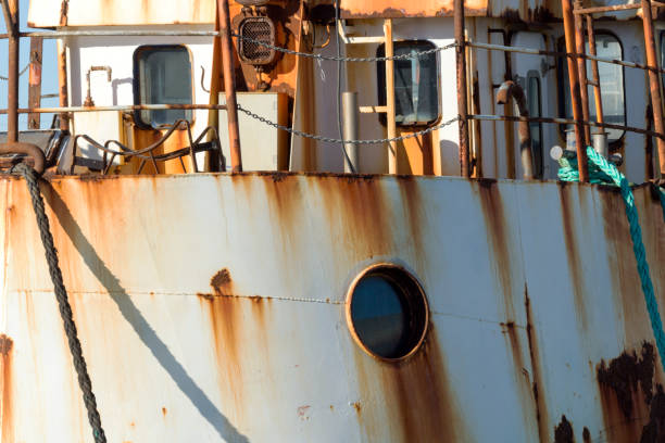 bateau de pêche dans le port de hanstholm - fischernetz photos et images de collection