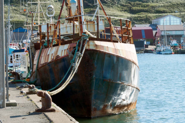 bateau de pêche dans le port de hanstholm - fischernetz photos et images de collection