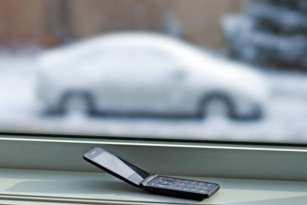 stary telefon komórkowy z samochodem w śniegu - vehicle breakdown car stranded broken zdjęcia i obrazy z banku zdjęć