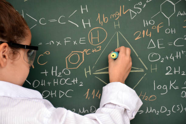 istock Little scientist girl, Chemistry class 870927642