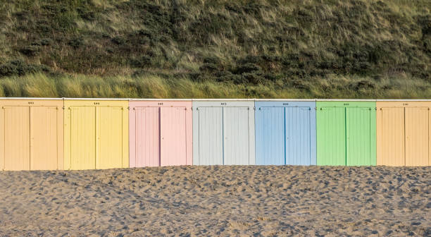 Pastel coloured beach cabins on the beach of Domburg, the Netherlands Pastel coloured beach cabins on the beach of Domburg, Tuesday 1 August 2017, Domburg, the Netherlands vakantie stock pictures, royalty-free photos & images