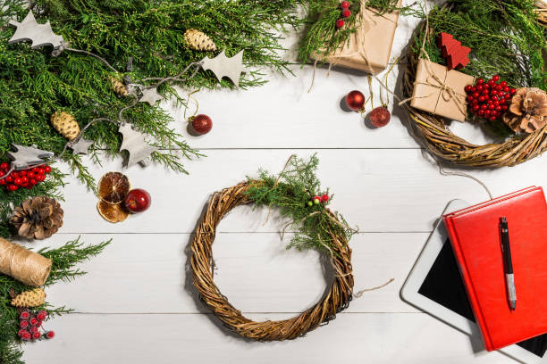 decoração de natal grinalda com diy artesanal, fazê-lo sozinho - wreathed hornbill - fotografias e filmes do acervo