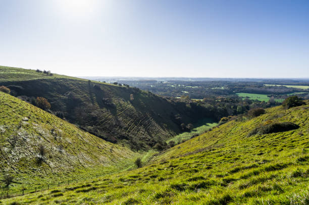 kneeding creux north downs du diable près d’ashford kent - north downs scenics western europe southeast england photos et images de collection