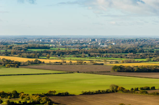 ashford kent viewed from north downs looking south - kent inglaterra imagens e fotografias de stock