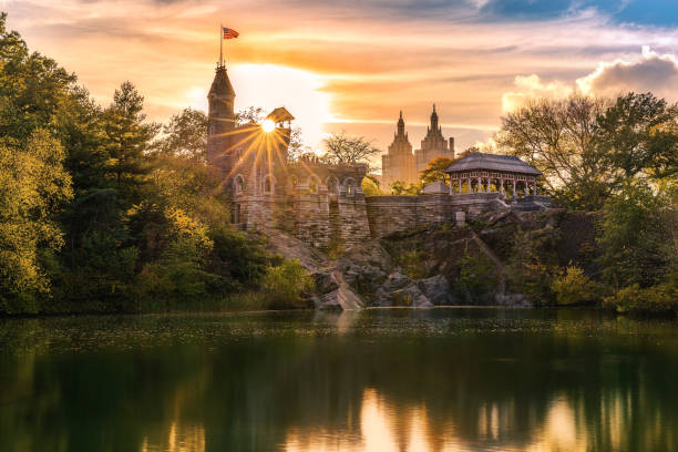 castello belvedere al tramonto - autumn park central park lake foto e immagini stock