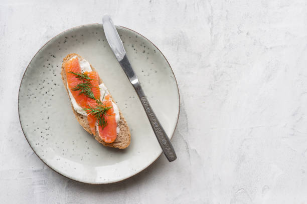 istock Toast with smoked salmon, cream cheese and dill 871005914