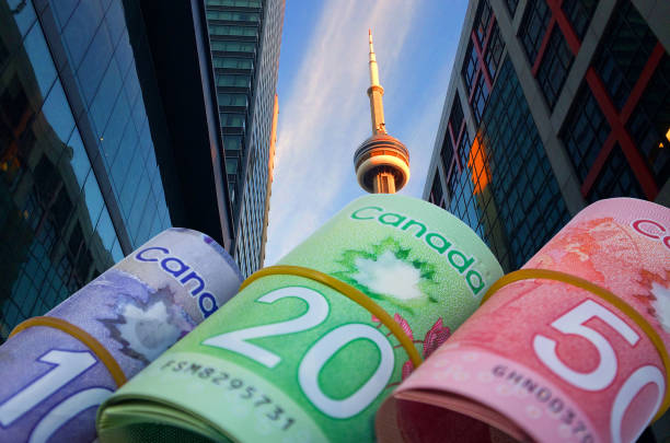 канадские доллары cn башня фон - canadian culture canadian currency canadian dollars currency стоковые фото и изображения