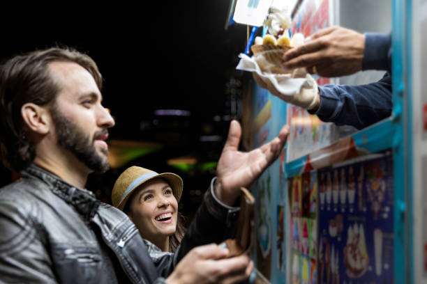 klienci otrzymujący produkt ice cream w food truck - ice cream truck zdjęcia i obrazy z banku zdjęć