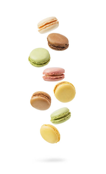 macarons francesi colorati e cadenti - amaretto foto e immagini stock