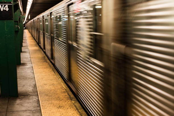 nyc subway en mouvement - subway station new york state new york city fluorescent light photos et images de collection