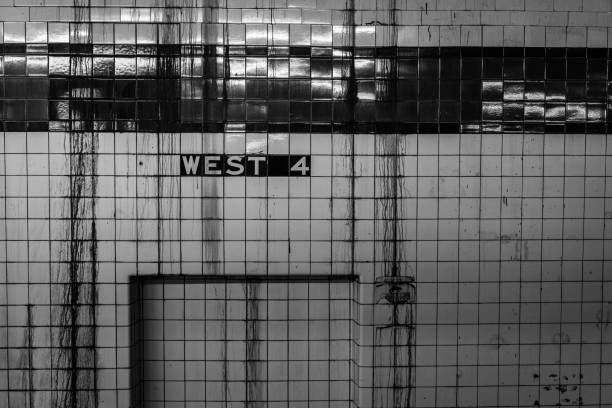 west 4th street - subway station new york state new york city fluorescent light photos et images de collection