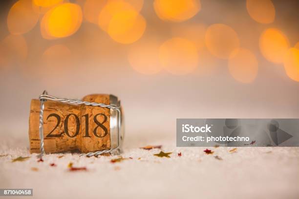 Frohes Neues Jahr Kork Auf Dem Schnee Stockfoto und mehr Bilder von 2018 - 2018, Abstrakt, Anfang