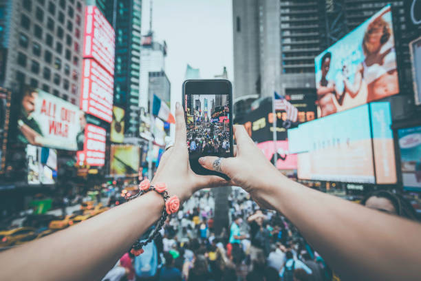 pov kobieta robienia zdjęć z telefonu komórkowego na times squares, nyc - new york city times square crowd people zdjęcia i obrazy z banku zdjęć