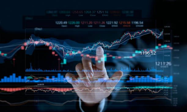 бизнесмен касаясь графика фондового рынка на виртуальном дисплее экрана. - futuristic touching touch screen computer monitor стоковые фото и изображения