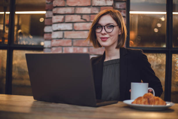 istock Business woman 871086036