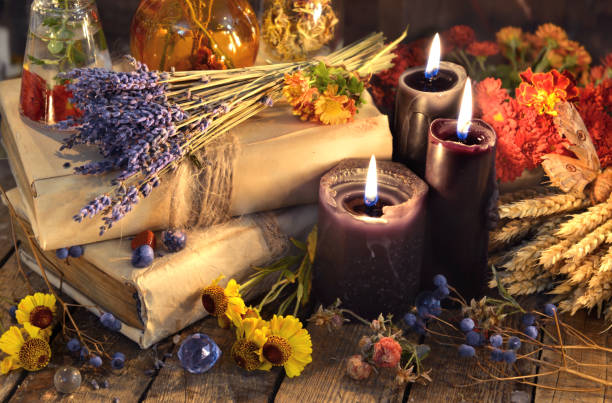 trois noir bougies, bouquet de lavande, herbes médicinales et fleurs - wicca photos et images de collection