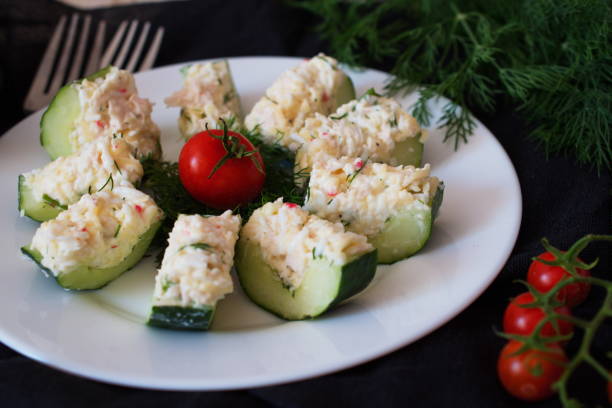 apéritif d’un concombre frais avec la chair de crabe, oeufs, fromage et l’aneth. - christmas lunch mediterranean cuisine color image photos et images de collection