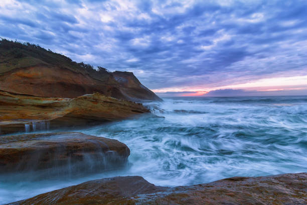 widok na ocean spokojny na cape kiwanda oregon coast o zachodzie słońca usa - cape kiwanda state park zdjęcia i obrazy z banku zdjęć