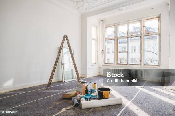 Concepto De Renovación Habitación En Edificio Antiguo En Restauración Foto de stock y más banco de imágenes de Renovación