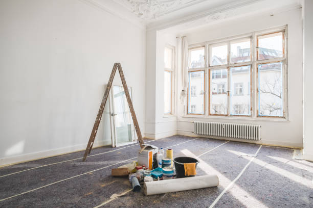 concetto di ristrutturazione - camera nel vecchio edificio durante il restauro - redecoration foto e immagini stock