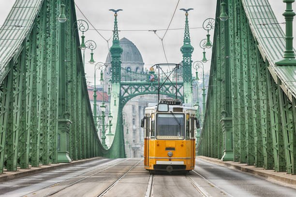 自由の橋にビンテージのケーブルカー - ブダペスト ストックフォトと画像