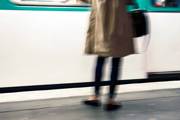 treno della metropolitana astratto in movimento. metropolitana di parigi. donna in piedi su una piattaforma. - french metro foto e immagini stock