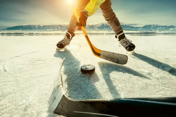 hokej na lodzie moment gry - ice hockey child childhood little boys zdjęcia i obrazy z banku zdjęć