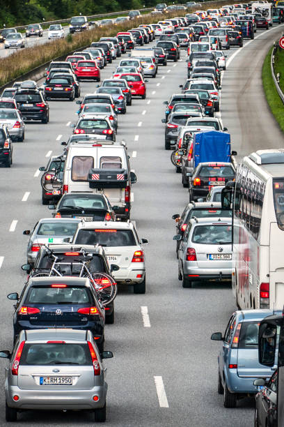 atasco en la autopista alemana - traffic jam traffic pollution car fotografías e imágenes de stock