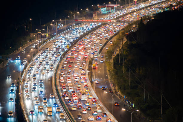 lotado de tráfego em pequim - city urban scene car china - fotografias e filmes do acervo