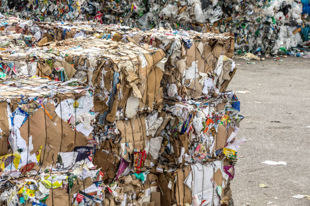 разделение картона в центре разлуки мусора - multi colored paper color image garbage стоковые фото и изображения