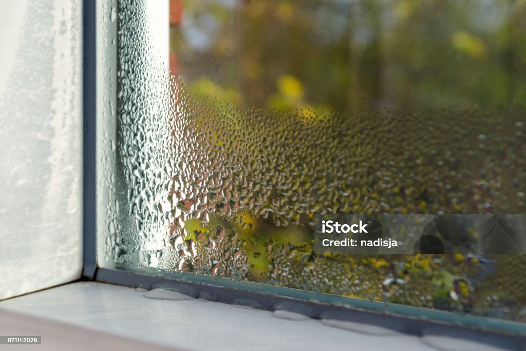 fenêtre avec de l’eau chute closeup, à l’intérieur, mise au point sélective - Photo de Buée libre de droits