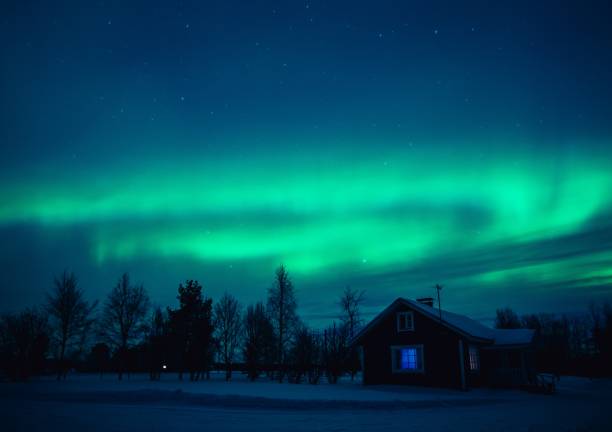 aurora boreal (aurora borealis) en casa rural en pueblo de laponia. finlandia - cabin snow finland lapland fotografías e imágenes de stock
