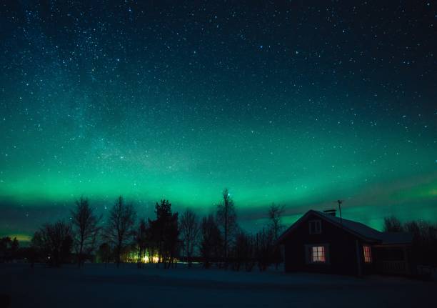 aurora boreal (aurora borealis) en casa rural en pueblo de laponia. finlandia - cabin snow finland lapland fotografías e imágenes de stock