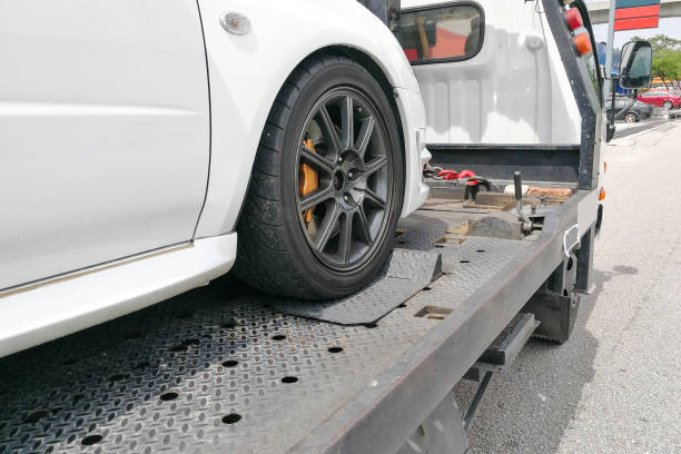 coche remolcada en grúa de plataforma plana con gancho y cadena - tow truck fotografías e imágenes de stock