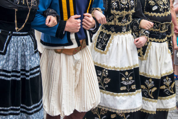 roben folkloriques bretonnes gießen statisch. finistère, bretagne - traditionelles festival stock-fotos und bilder