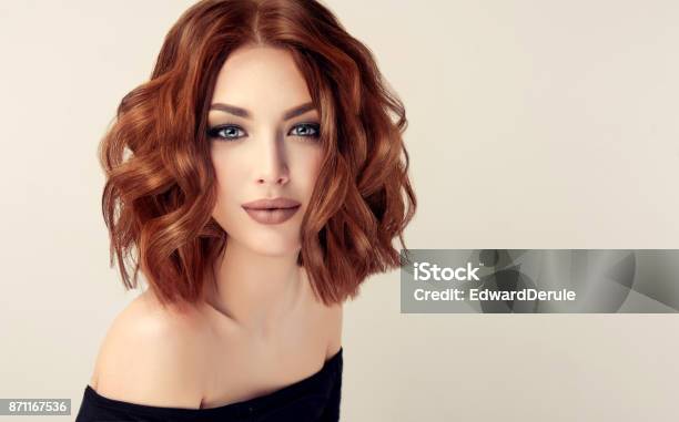 Atractiva Mujer De Cabello Marrón Con Peinado Moderno Moderno Y Elegante Foto de stock y más banco de imágenes de Peinado