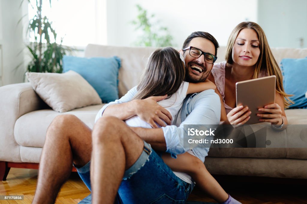 Tiempo de diversión gasto familia feliz en casa - Foto de stock de Familia libre de derechos