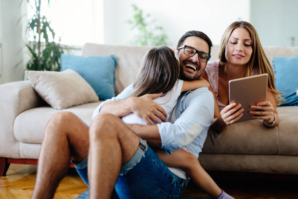 tiempo de diversión gasto familia feliz en casa - men fun father daughter fotografías e imágenes de stock