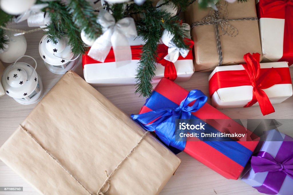 Weihnachtsbaum viele Geschenke das Neujahr-Dekor - Lizenzfrei Abstrakt Stock-Foto