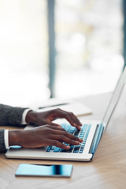 istock Business time goes online 871186126