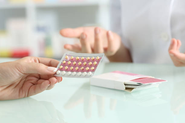 chica comprando las píldoras anticonceptivas en una farmacia - hormone fotografías e imágenes de stock