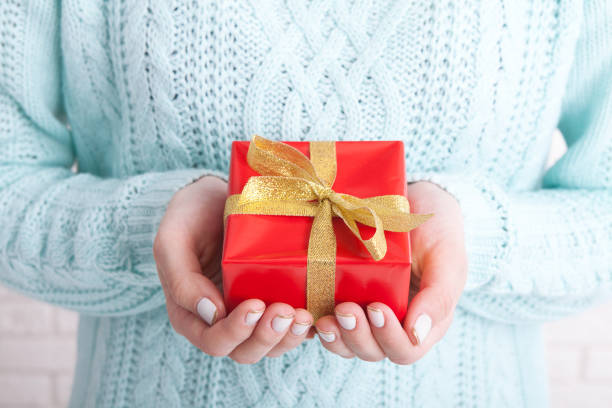 istock Gift box with ribbon in women's hands. 871189662