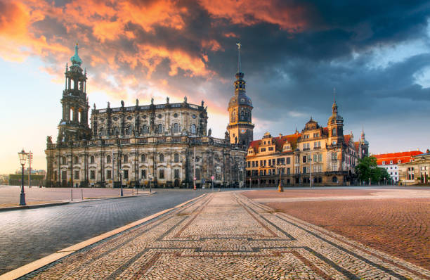 дрезденский замок или королевский дворец ночью, саксония, германия - dresden germany стоковые фото и изображения