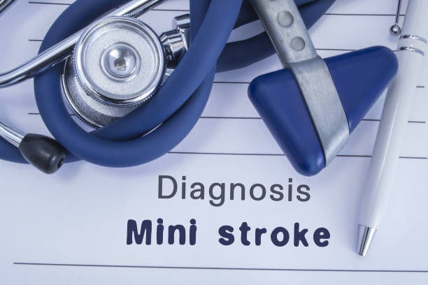 The diagnosis of mini stroke (TIA). Paper medical history with diagnosis of mini stroke, on which lie stethoscope, neurological hammer, pen. Medical concept for stroke for neurology and neuroscience el diagnóstico de mini accidente cerebrovascular (ait). historia clínica de papel con diagnóstico de carrera mini, que mentira estetoscopio, martillo neurológico, pluma. concepto médico para el accidente cerebrovascular para neurología y neurociencia