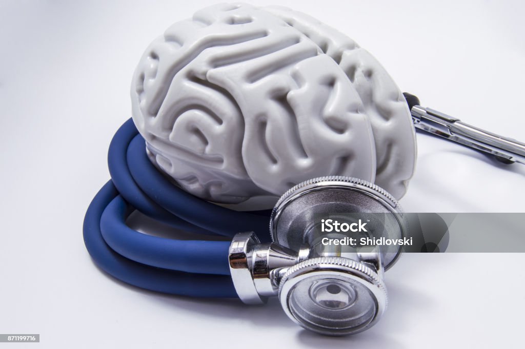 The figure on the brain is on twisted into a spiral tube of the stethoscope with chestpiece, which as it listens to the human brain. The idea for the diagnostic imaging in neurology and neuroscience Mental Health Stock Photo
