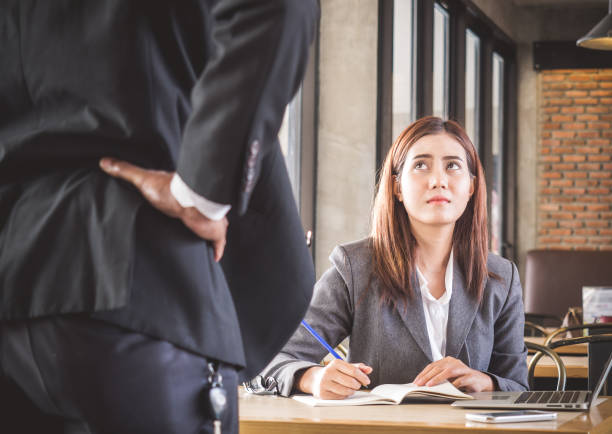 boss aggressivo/arrabbiato che lamenta una donna d'affari asiatica (uniforme casual) nell'ufficio del caffè - white collar worker fear businessman business foto e immagini stock