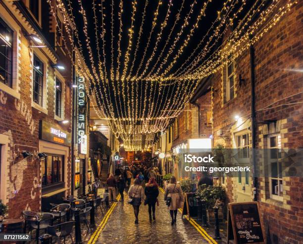 Ashton Lane En El West End De Glasgow Foto de stock y más banco de imágenes de Glasgow - Escocia - Glasgow - Escocia, Vida nocturna, Escocia