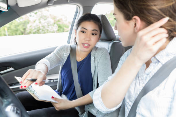 젊은 여성이 운전 면허 시험 하기 �전에 지침을 수신 - gauge car motor vehicle seat belt 뉴스 사진 이미지
